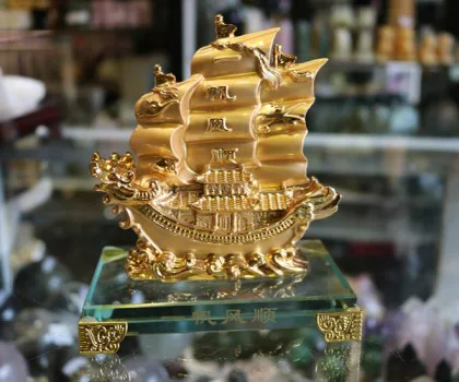 Thuyền buồm đầu rồng xanh ngọc đa sắc trên sóng xanh đế gỗ - Nhất Phàm Phong Thuận FLN143