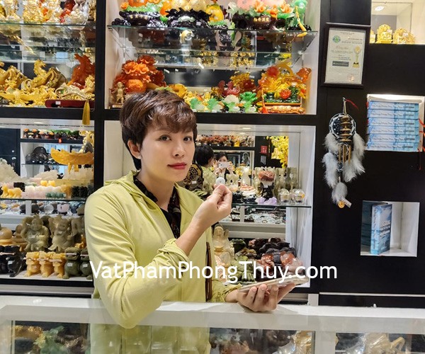 Chị Tâm - khách hàng mua đồng tiền ngọc Myanmar S833